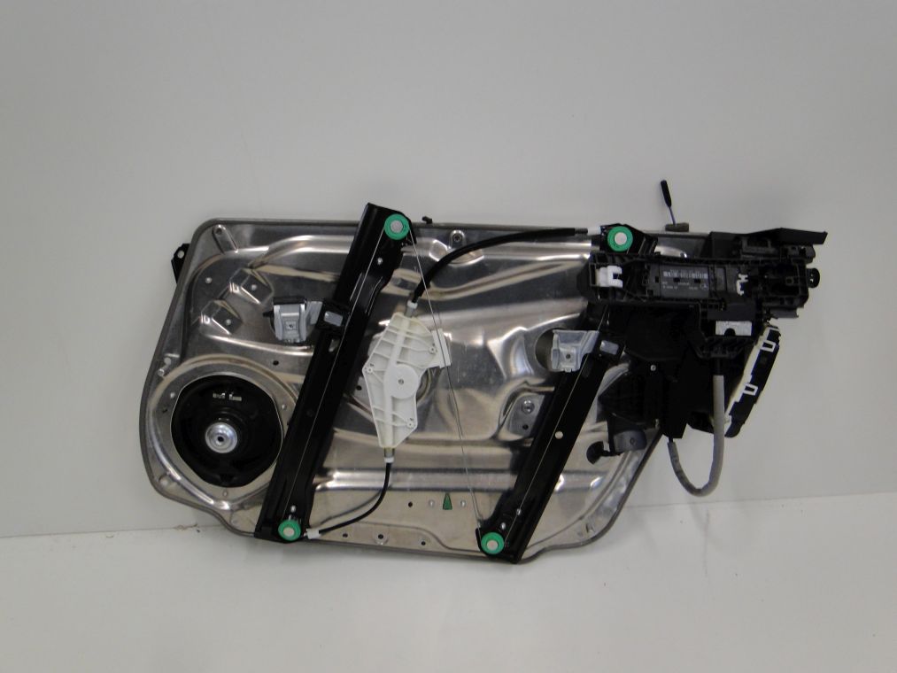 MERCEDES C KLASA W204 ZAMEK LEWY PRZÓD A2047602134