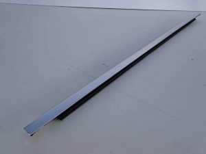 MERCEDES E KLASA 213 LISTWA ZGARNIAJĄCA DRZWI TYLNYCH PRAWYCH