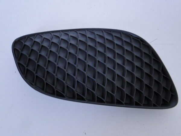 MERCEDES A KLASA W177 KRATKA ZDERZAKA PRAWA