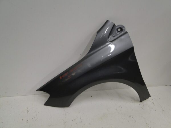 MERCEDES B KLASA 246 W246 BŁOTNIK PRZEDNI LEWY