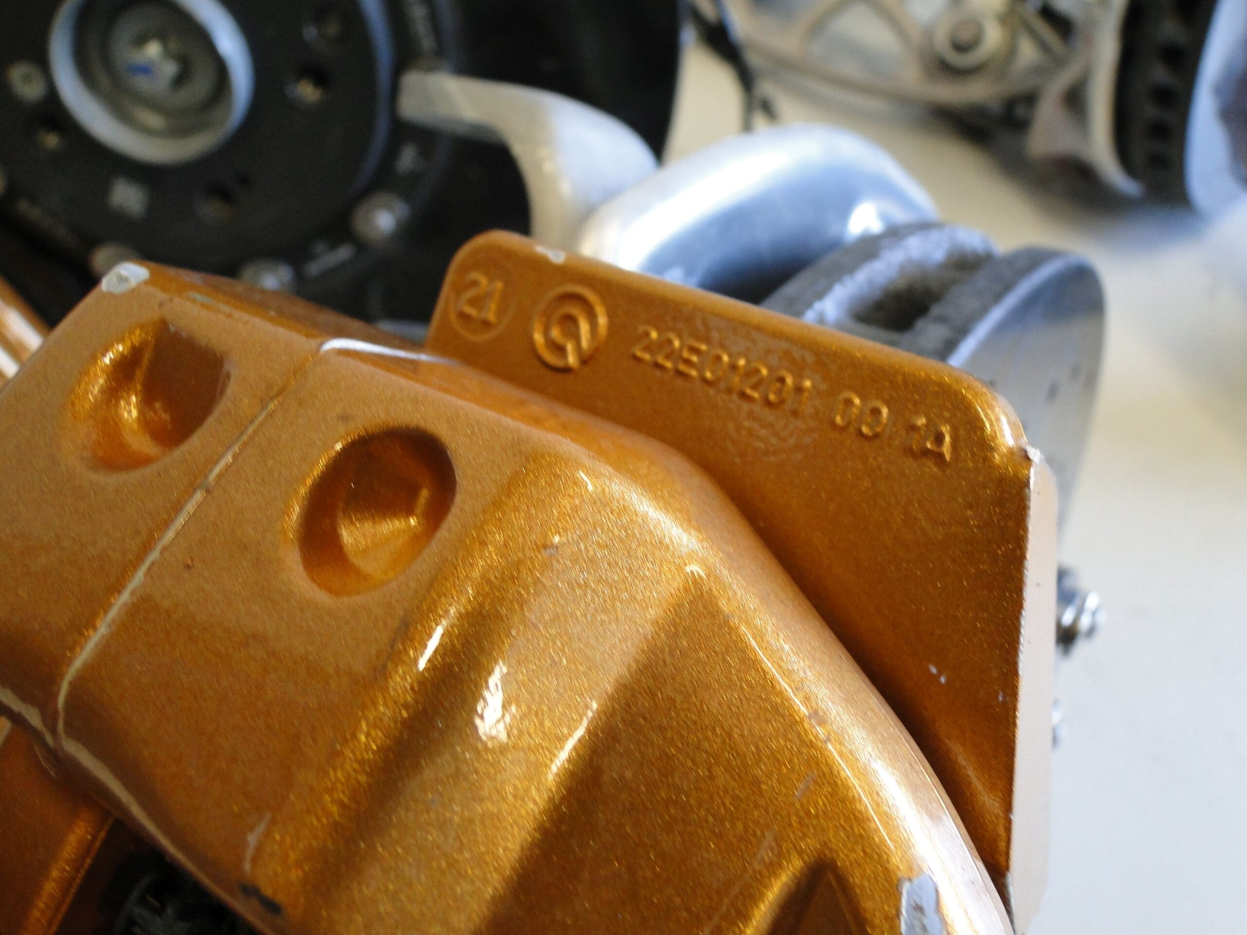 MERCEDES ZWROTNICA ZAWIESZENIE TYLNA LEWA CARBON CERAMIC SL 232 R232 63 AMG - obrazek 5