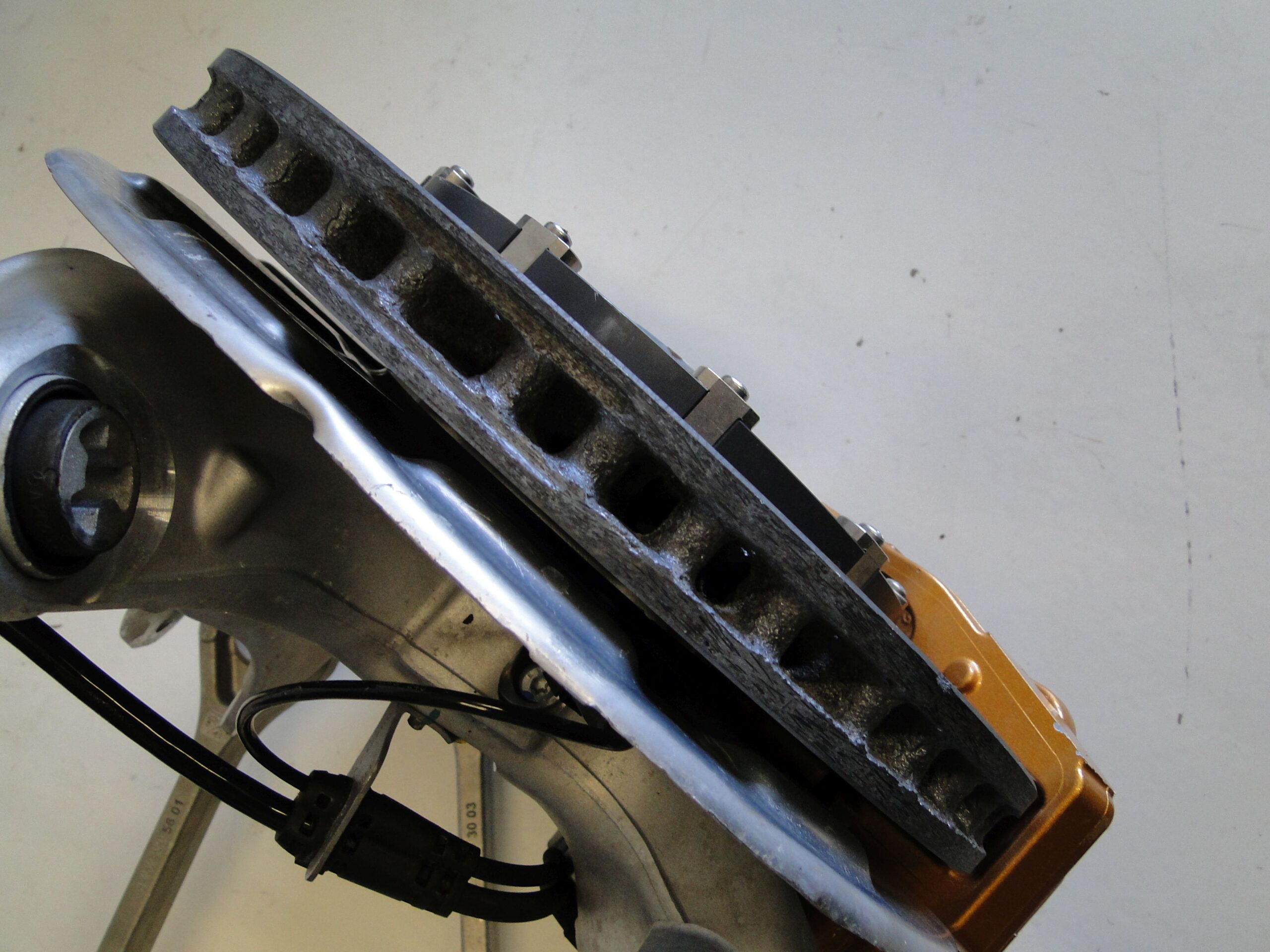 MERCEDES ZWROTNICA ZAWIESZENIE TYLNA LEWA CARBON CERAMIC SL 232 R232 63 AMG - obrazek 17