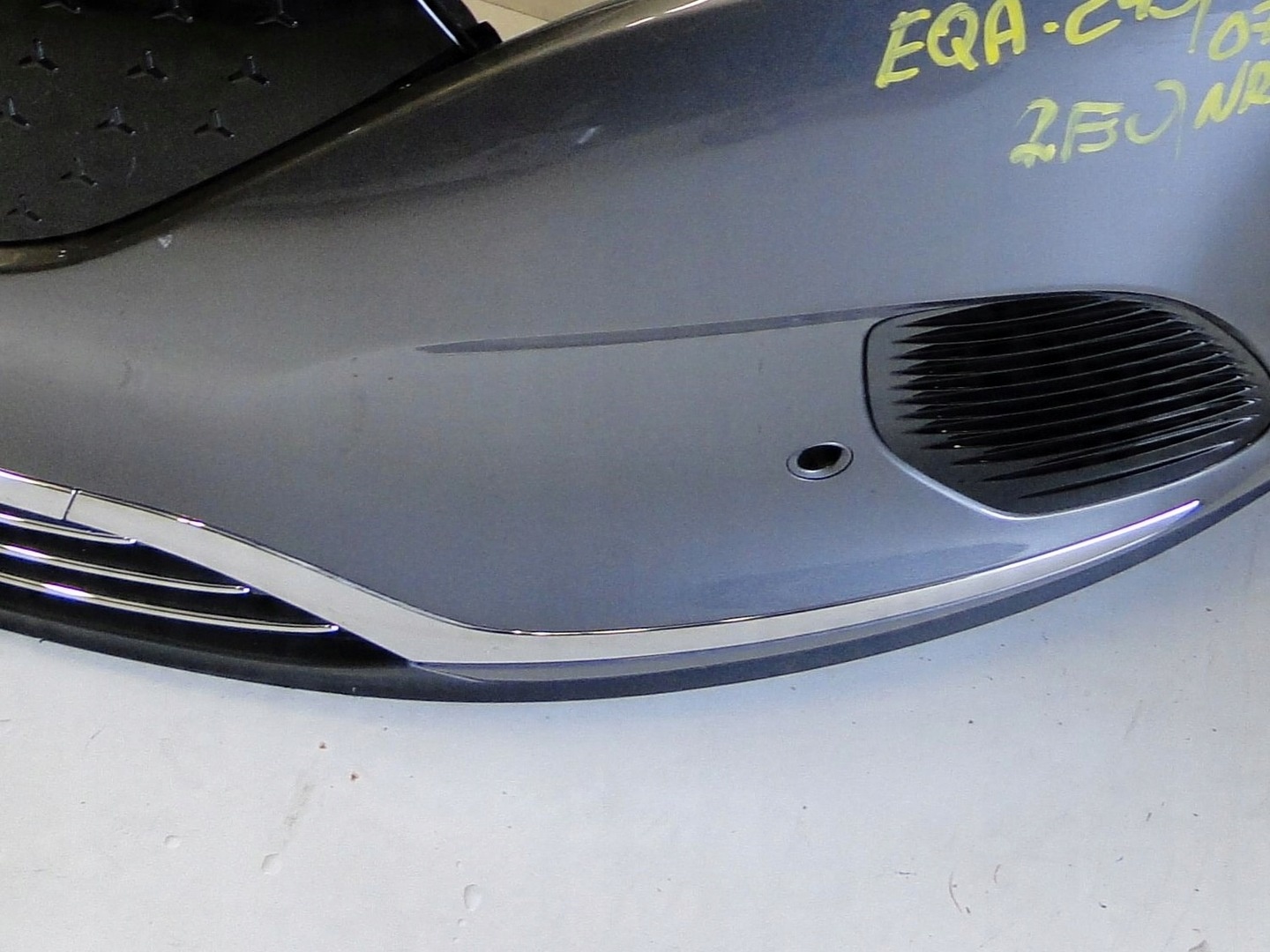 MERCEDES LISTWA ŚRODKOWA CHROM W ZDERZAK PRZEDNI EQA H243 243 LIFT - obrazek 5