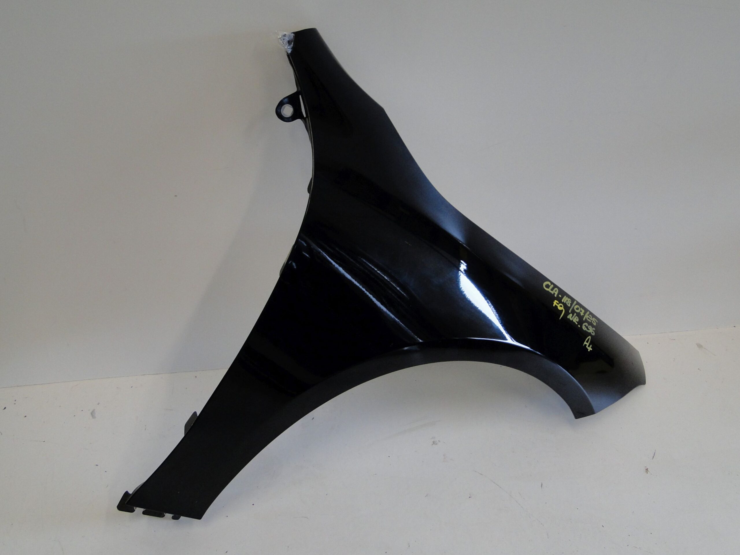 MERCEDES BŁOTNIK PRZEDNI PRAWY PRZÓD CZARNY 696 CLA 118 C118 X118 W118 - obrazek 2