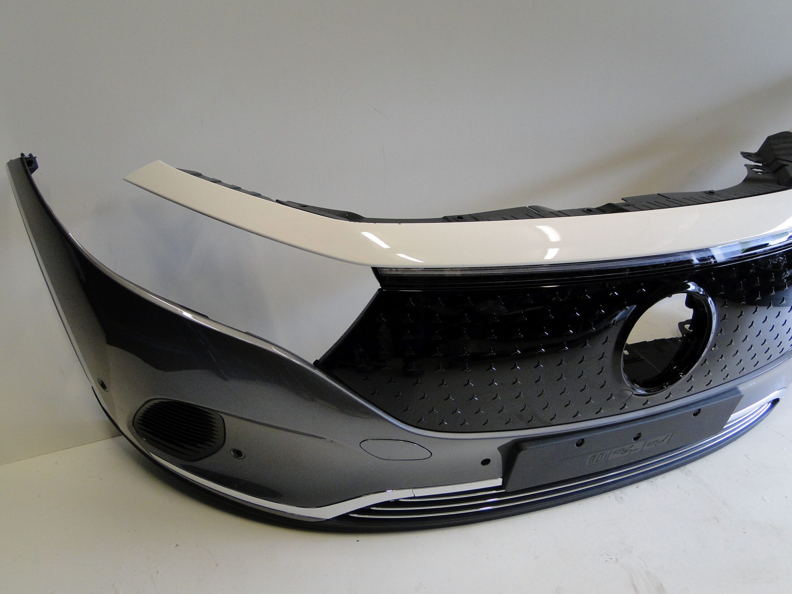 MERCEDES ZDERZAK PRZEDNI GÓRNY CZĘŚĆ GÓRNA EQA H243 243 LIFT - obrazek 4