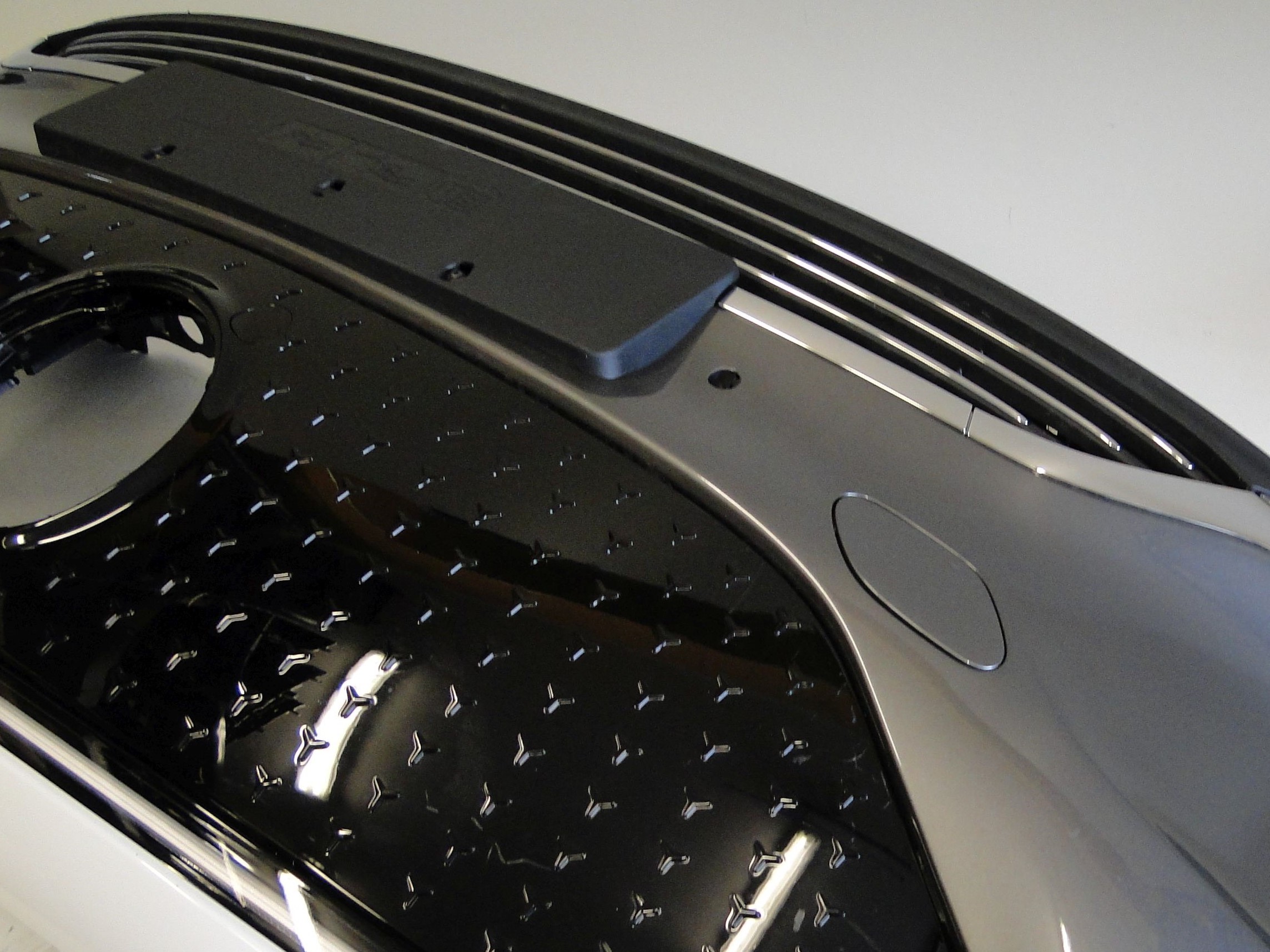 MERCEDES LISTWA ŚRODKOWA CHROM W ZDERZAK PRZEDNI EQA H243 243 LIFT - obrazek 7