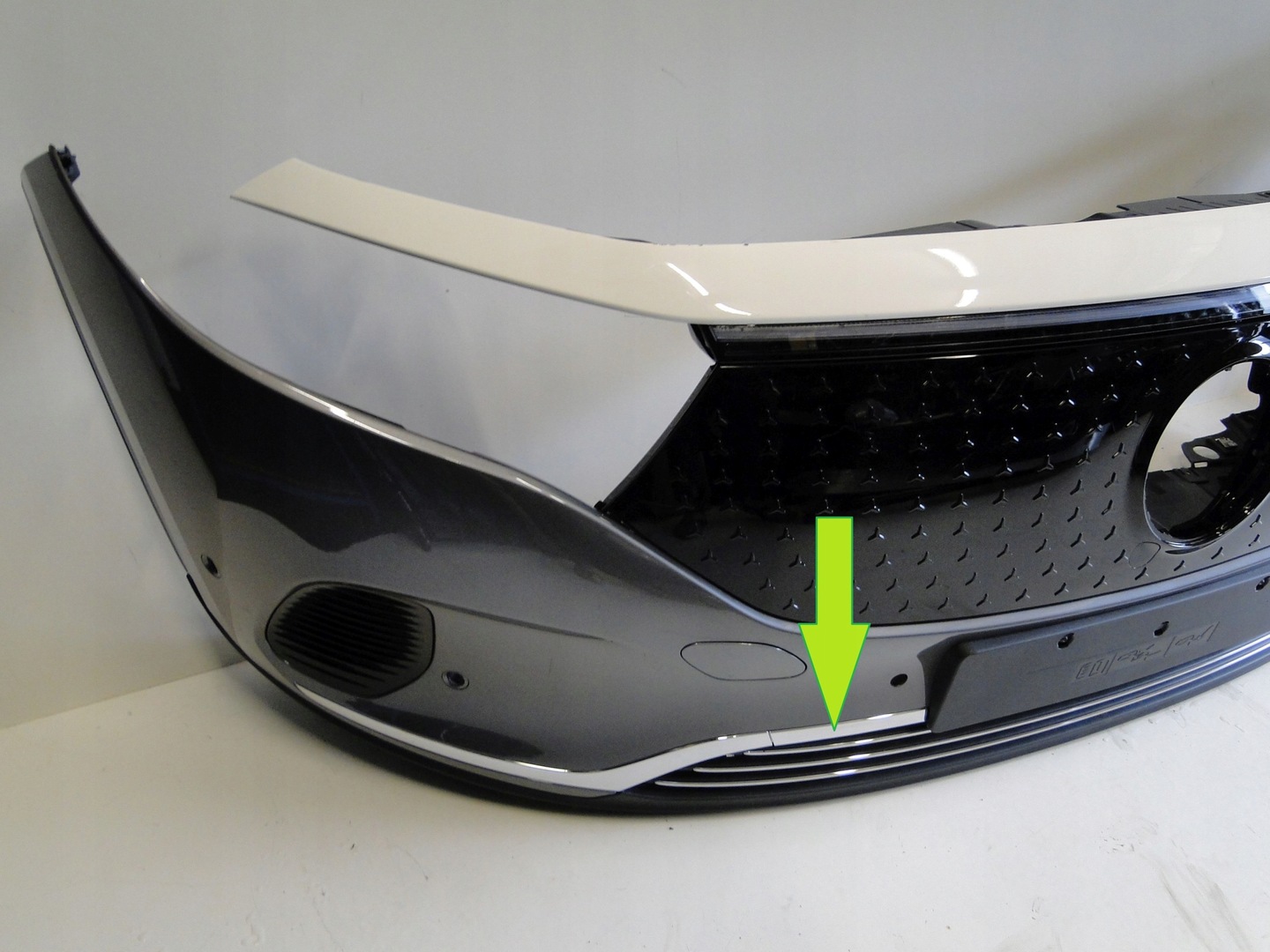 MERCEDES LISTWA ŚRODKOWA CHROM W ZDERZAK PRZEDNI EQA H243 243 LIFT - obrazek 3