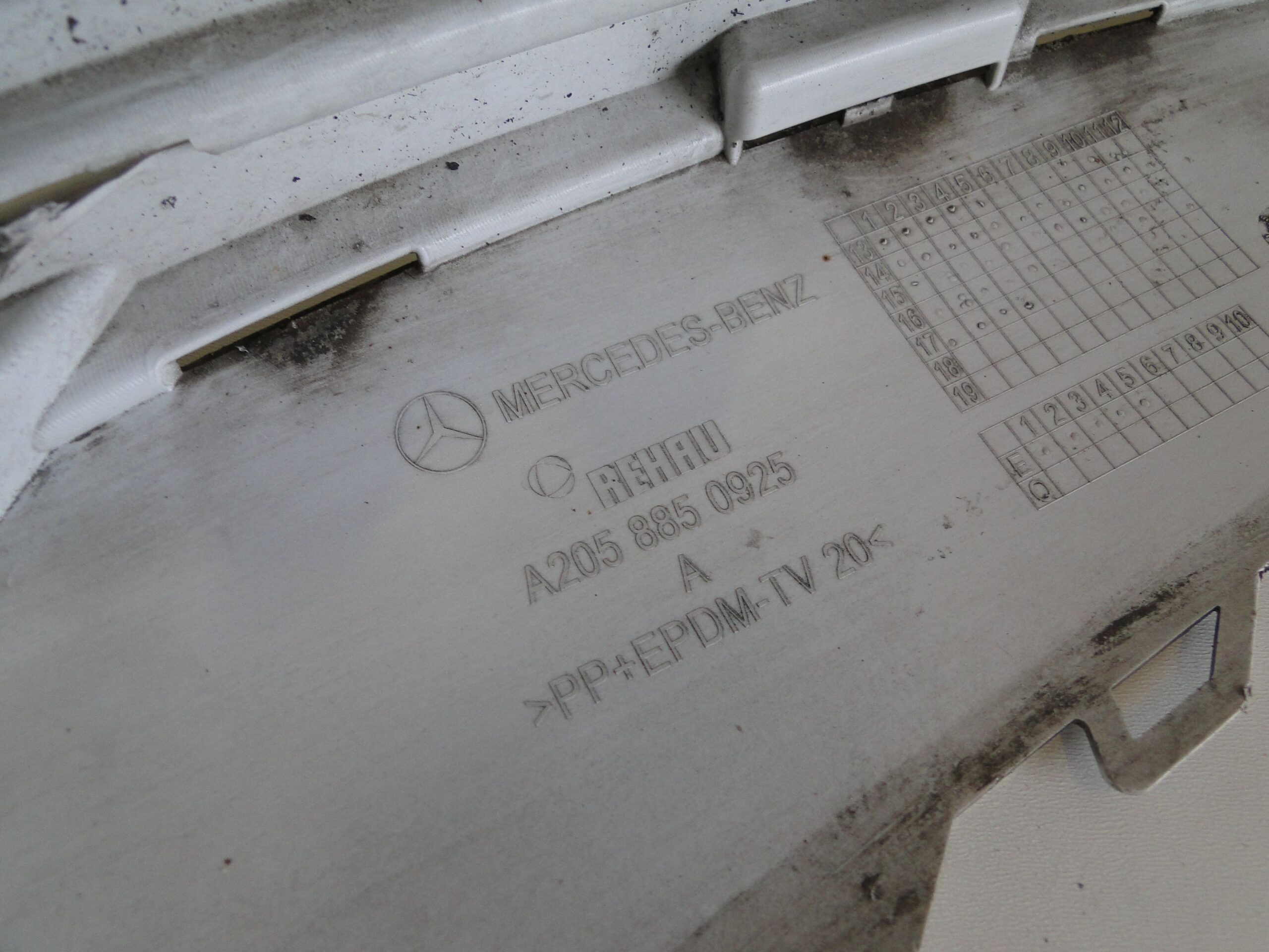 MERCEDES ZDERZAK PRZEDNI AMG NA CZUJNIKI PTS BEZ KAMERY C KLASA 205 W205 - obrazek 15