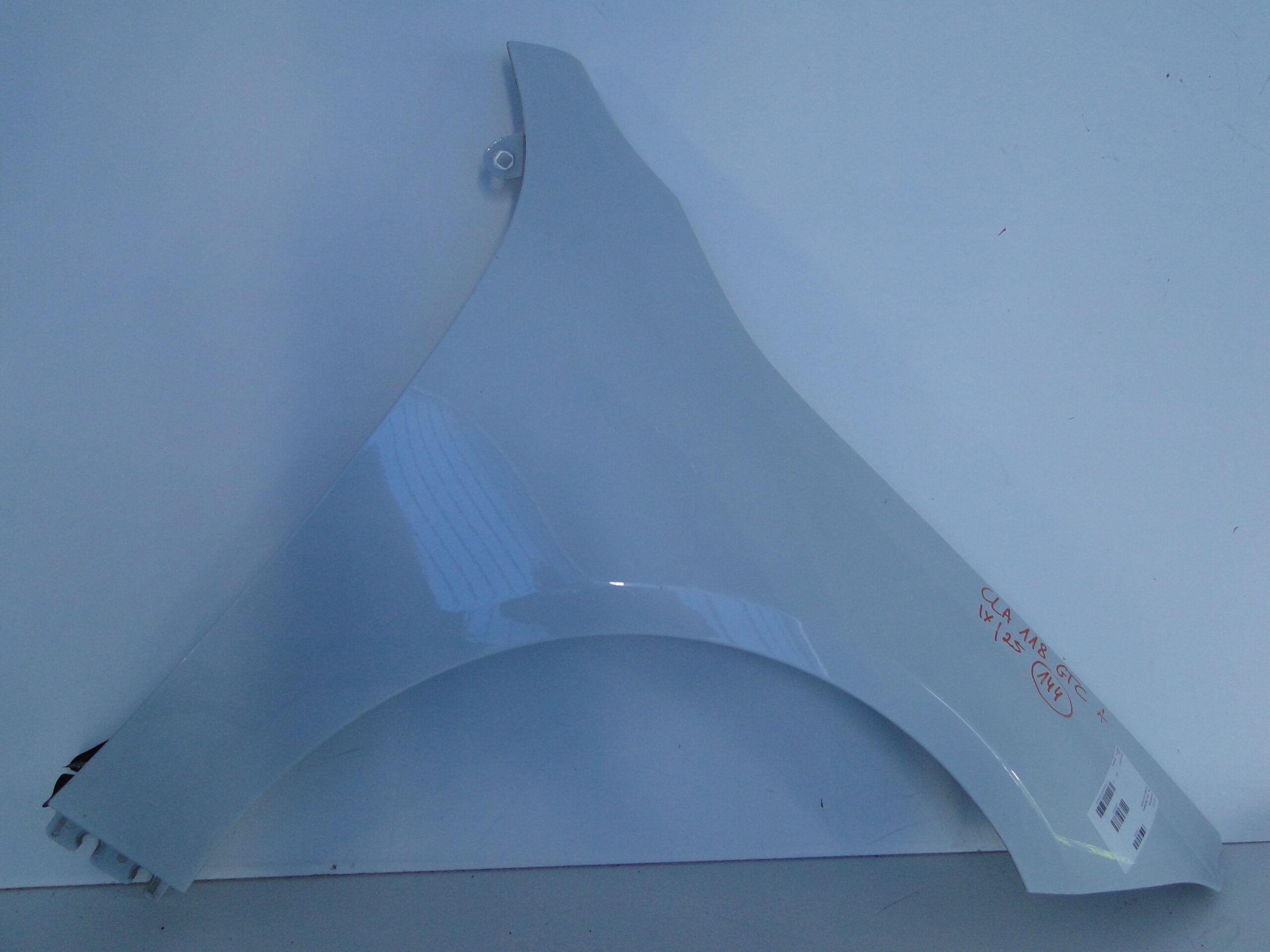 MERCEDES BŁOTNIK PRZEDNI PRAWY BIAŁY 144 CLA 118 C118 X118 W118 - obrazek 2