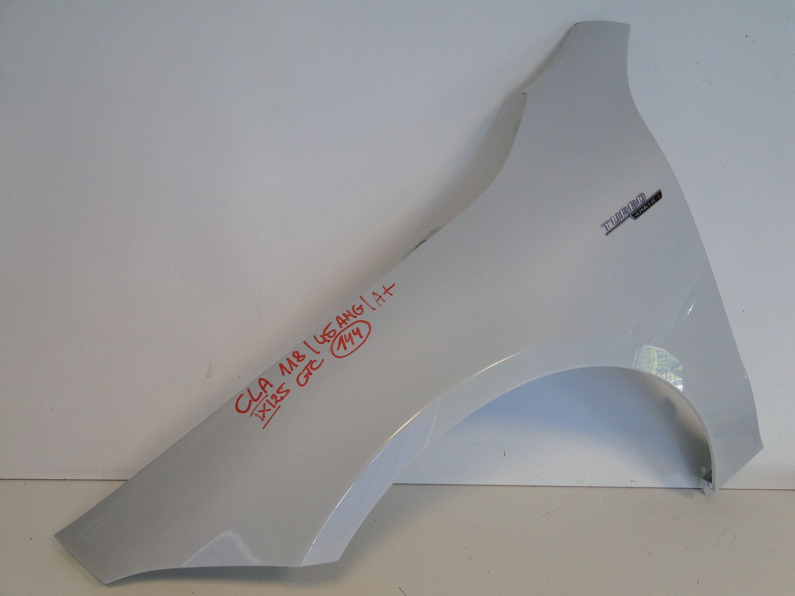 MERCEDES BŁOTNIK PRZEDNI LEWY 45 AMG BIAŁY 144 CLA 118 C118 X118 W118 - obrazek 2