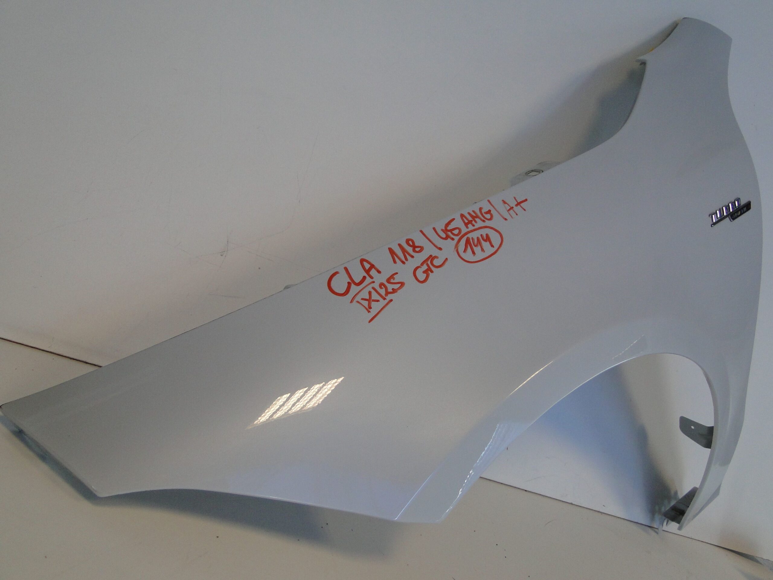 MERCEDES BŁOTNIK PRZEDNI LEWY 45 AMG BIAŁY 144 CLA 118 C118 X118 W118 - obrazek 3