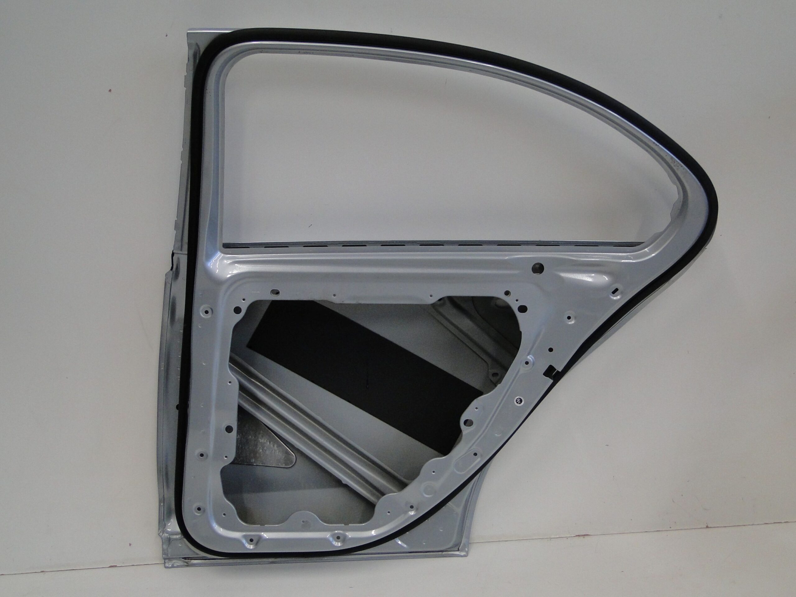 MERCEDES DRZWI TYLNE PRAWE SREBRNE TYŁ PRAWY C KLASA 206 W206 SEDAN - obrazek 9