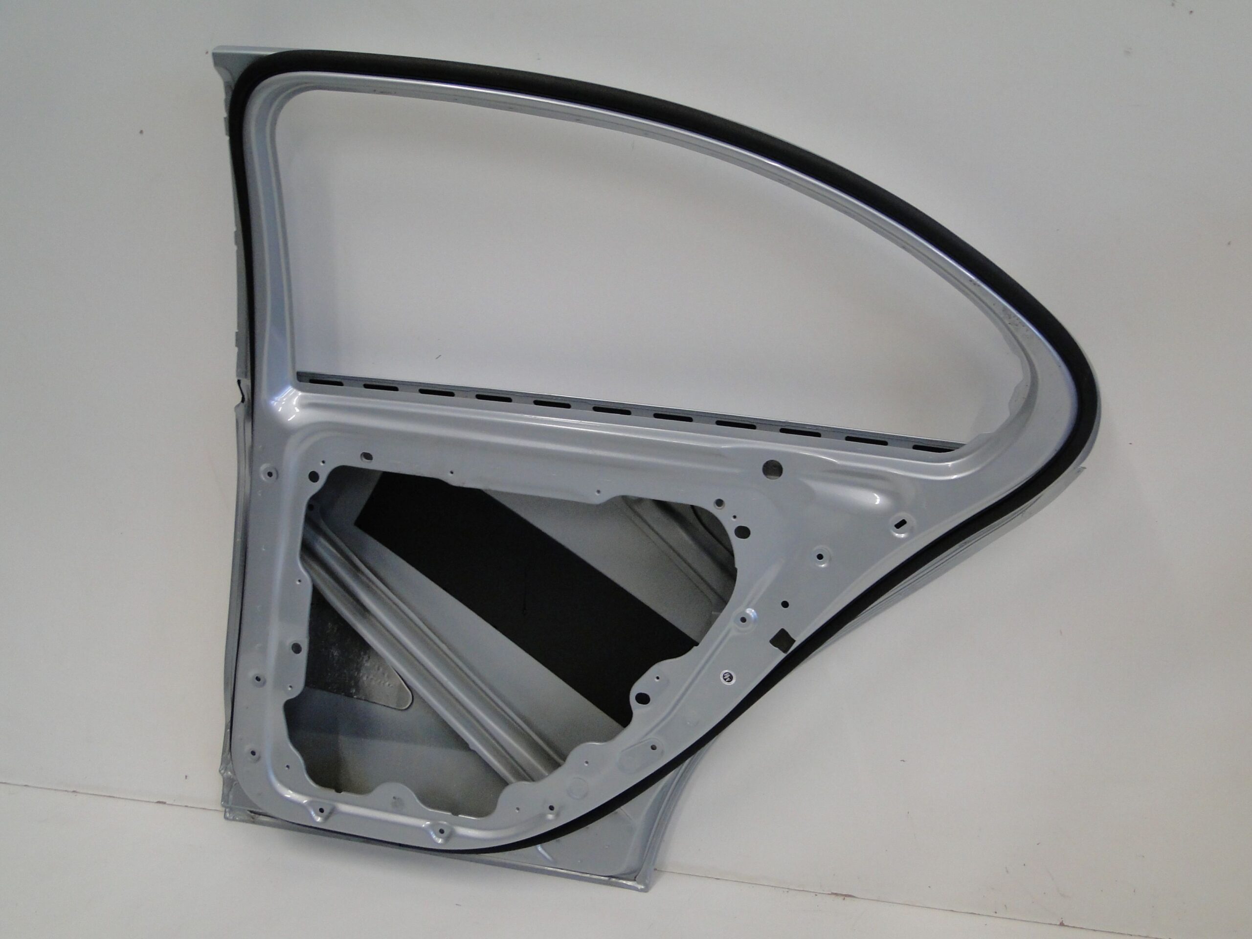 MERCEDES DRZWI TYLNE PRAWE SREBRNE TYŁ PRAWY C KLASA 206 W206 SEDAN - obrazek 10