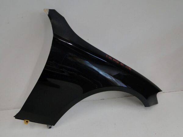 MERCEDES BŁOTNIK PRZEDNI PRAWY CZARNY 197 PRZÓD E KLASA 213 W213 S213