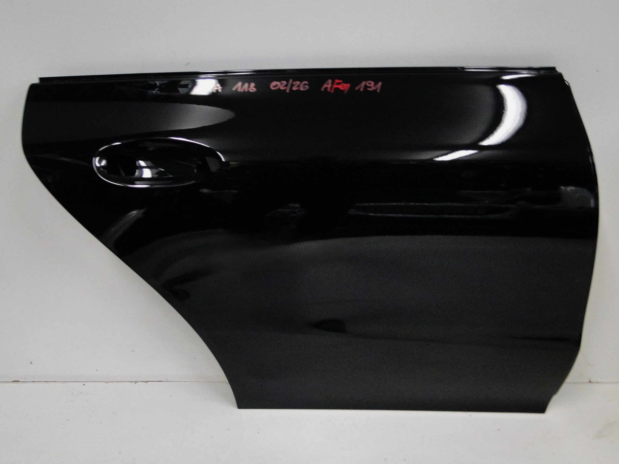 MERCEDES DRZWI TYLNE PRAWE CZARNE 191 TYŁ PRAWY CLA 118 C118 X118 W118 - obrazek 4