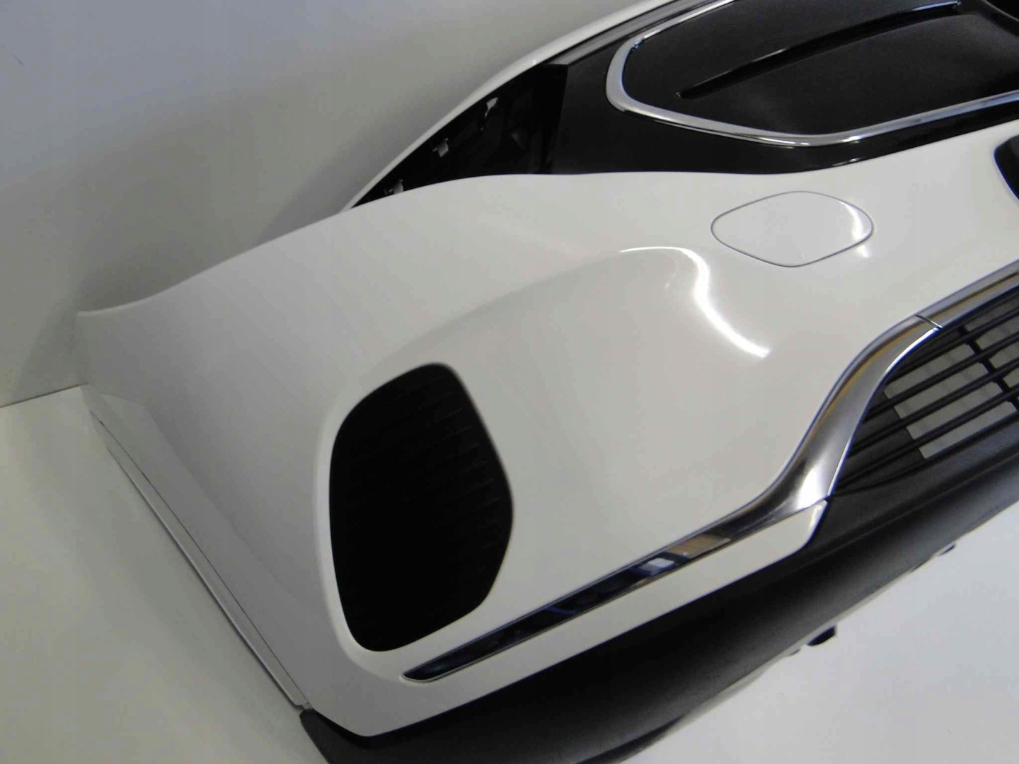 MERCEDES ZDERZAK PRZEDNI BEZ PTS BIAŁY EQA 243 H243 PRZED LIFTEM - obrazek 11