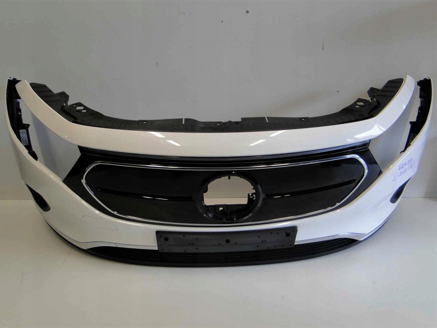 MERCEDES ZDERZAK PRZEDNI BEZ PTS BIAŁY EQA 243 H243 PRZED LIFTEM - obrazek 2