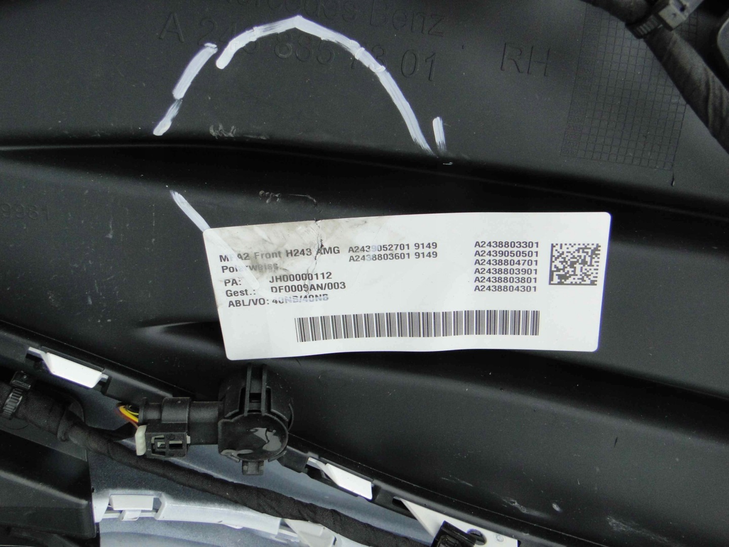 MERCEDES ZDERZAK PRZEDNI AMG BEZ PTS BIAŁY 149 EQA 243 H243 PRZED LIFTEM - obrazek 15