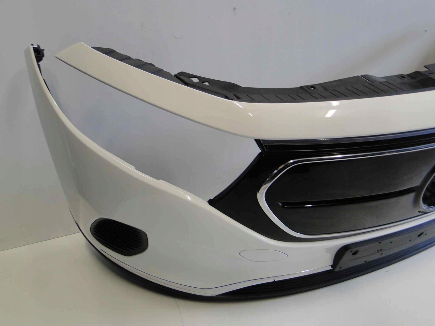 MERCEDES ZDERZAK PRZEDNI BEZ PTS BIAŁY EQA 243 H243 PRZED LIFTEM - obrazek 3