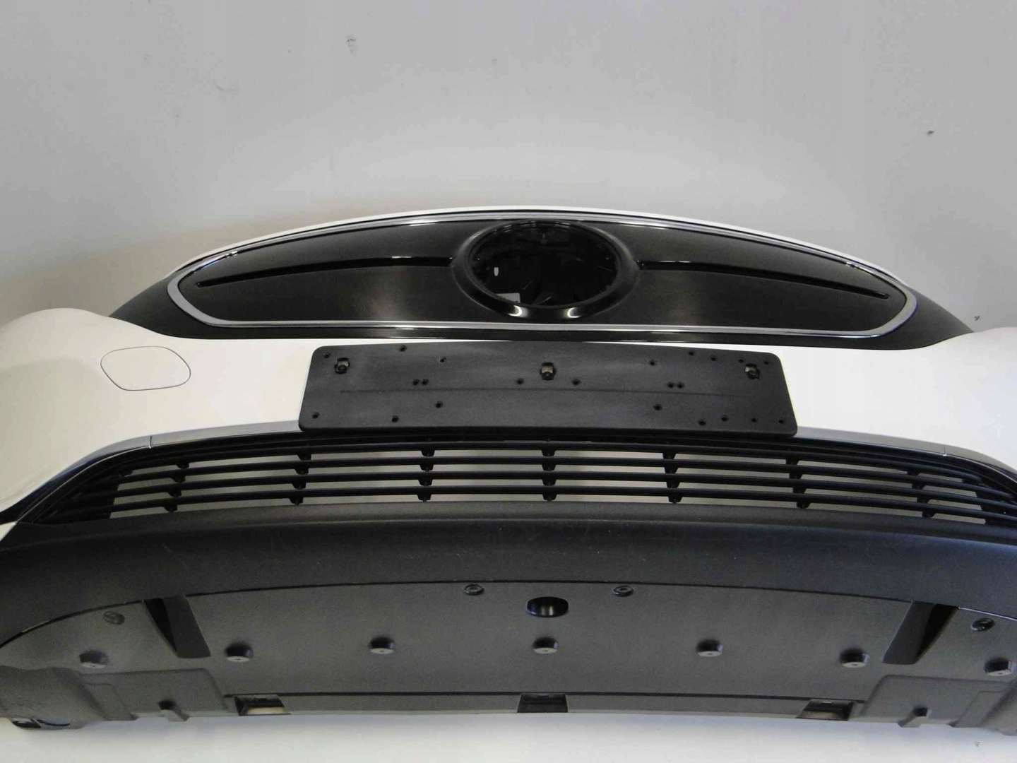 MERCEDES ZDERZAK PRZEDNI BEZ PTS BIAŁY EQA 243 H243 PRZED LIFTEM - obrazek 14