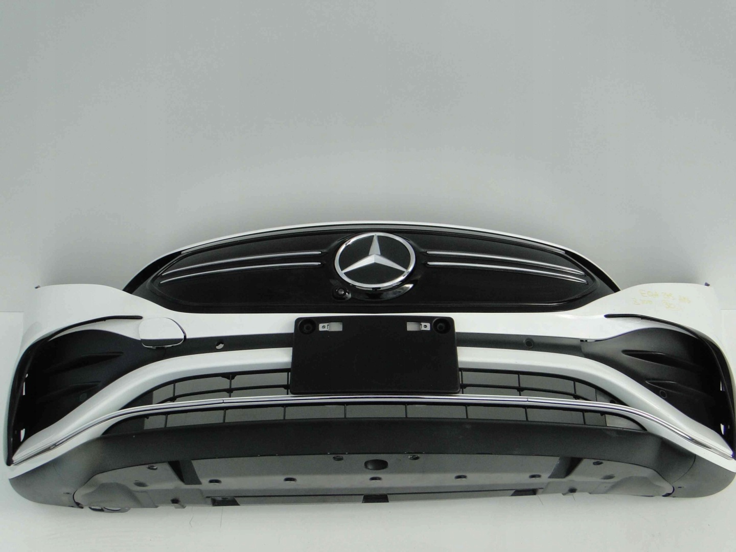 MERCEDES ZDERZAK PRZEDNI AMG BEZ PTS BIAŁY 149 EQA 243 H243 PRZED LIFTEM - obrazek 2