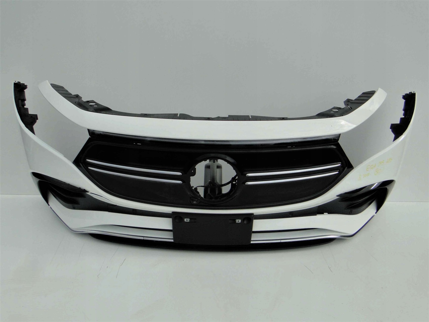 MERCEDES ZDERZAK PRZEDNI AMG BEZ PTS BIAŁY 149 EQA 243 H243 PRZED LIFTEM - obrazek 10