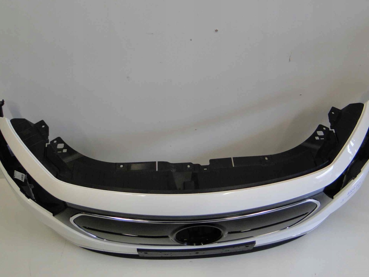 MERCEDES ZDERZAK PRZEDNI BEZ PTS BIAŁY EQA 243 H243 PRZED LIFTEM - obrazek 6