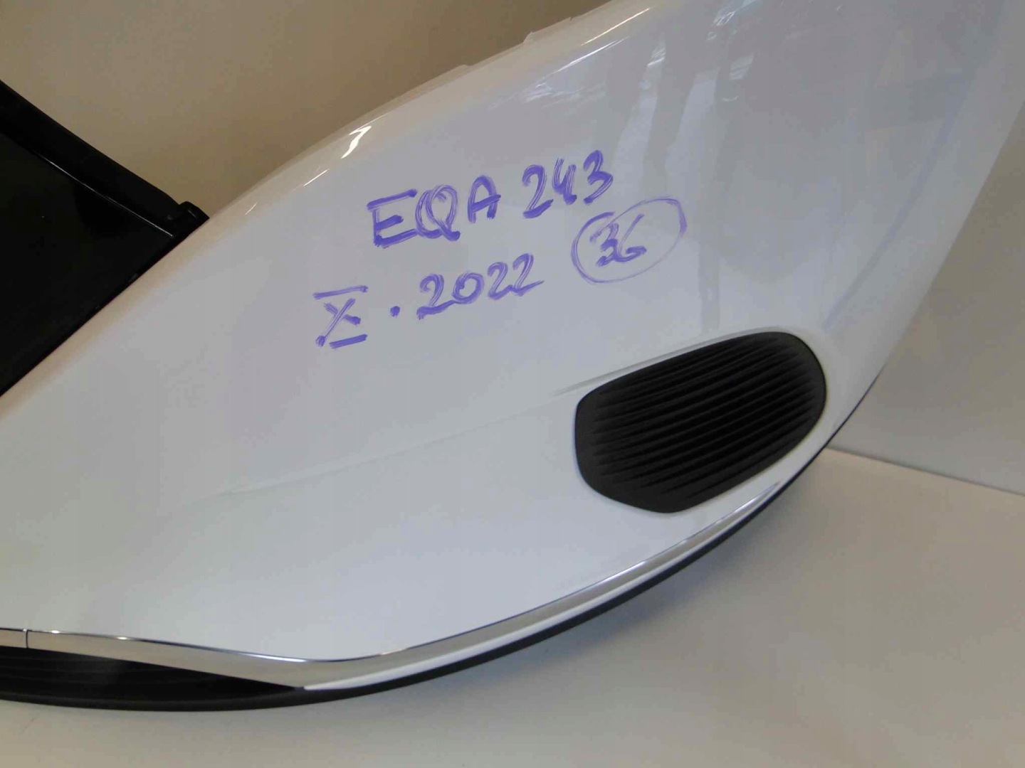 MERCEDES ZDERZAK PRZEDNI BEZ PTS BIAŁY EQA 243 H243 PRZED LIFTEM - obrazek 9