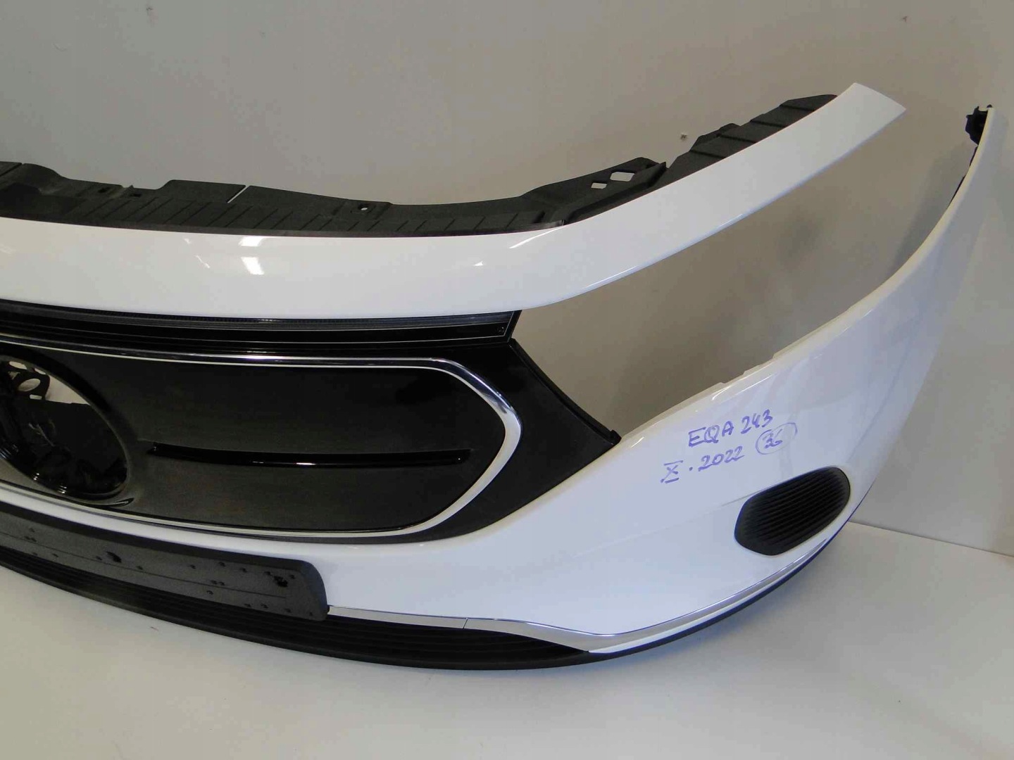 MERCEDES ZDERZAK PRZEDNI BEZ PTS BIAŁY EQA 243 H243 PRZED LIFTEM - obrazek 8