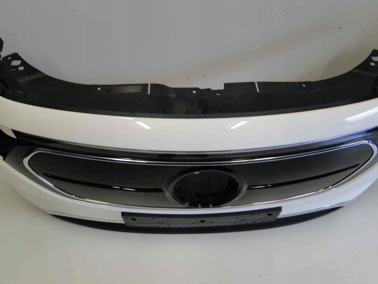 MERCEDES ZDERZAK PRZEDNI BEZ PTS BIAŁY EQA 243 H243 PRZED LIFTEM - obrazek 7