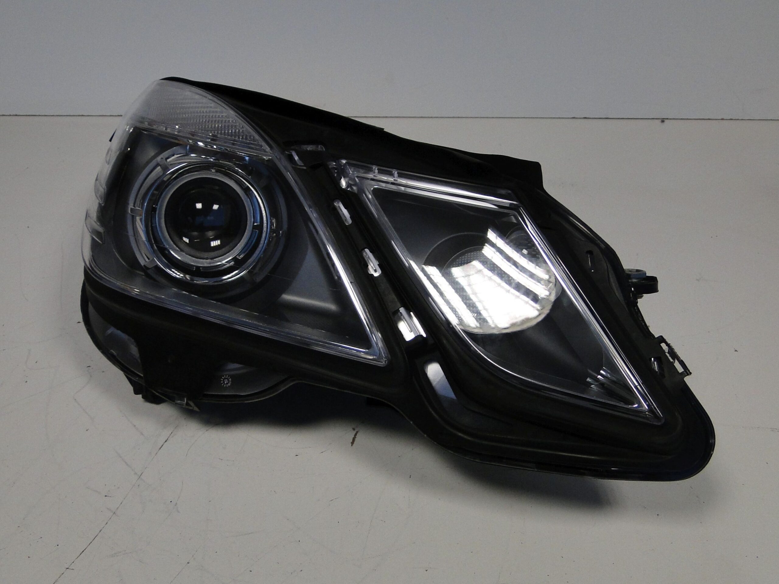 MERCEDES LAMPA PRAWA BI-XENON 63 AMG CZARNA E KLASA 212 W212 PRZED LIFTEM - obrazek 2