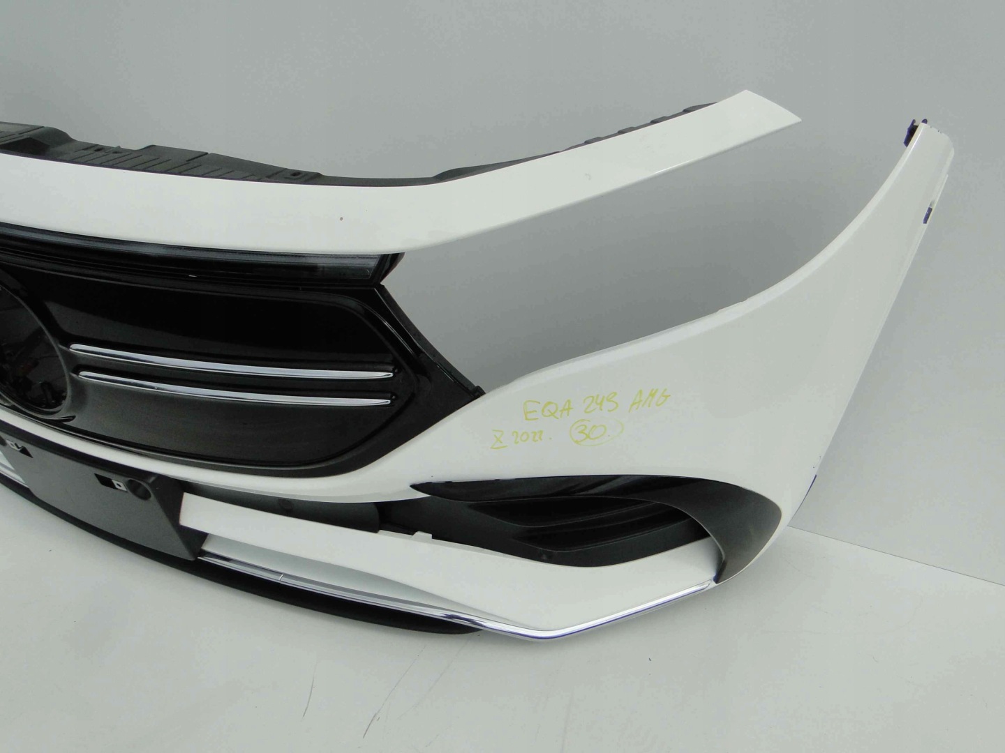 MERCEDES ZDERZAK PRZEDNI AMG BEZ PTS BIAŁY 149 EQA 243 H243 PRZED LIFTEM - obrazek 11