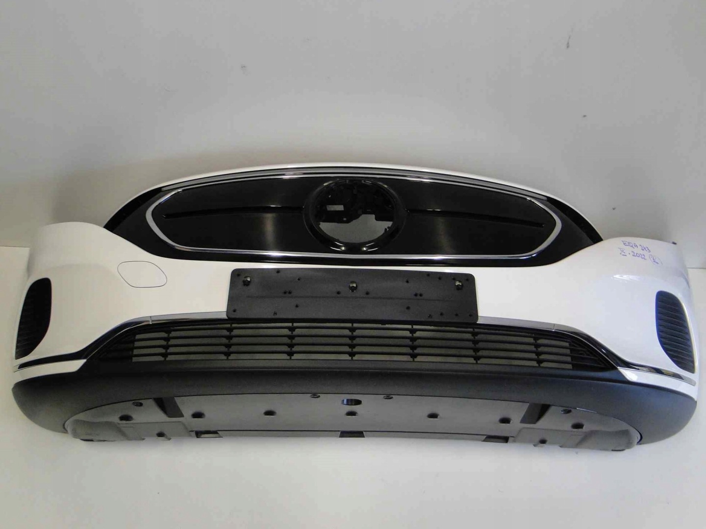 MERCEDES ZDERZAK PRZEDNI BEZ PTS BIAŁY EQA 243 H243 PRZED LIFTEM - obrazek 10