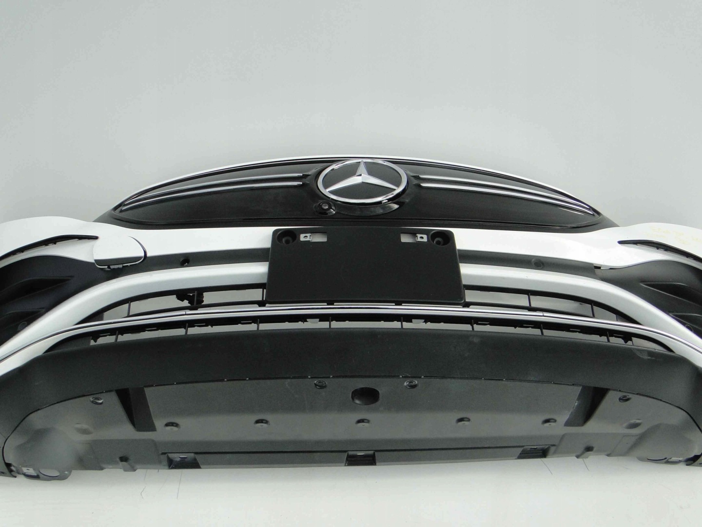 MERCEDES ZDERZAK PRZEDNI AMG BEZ PTS BIAŁY 149 EQA 243 H243 PRZED LIFTEM - obrazek 8