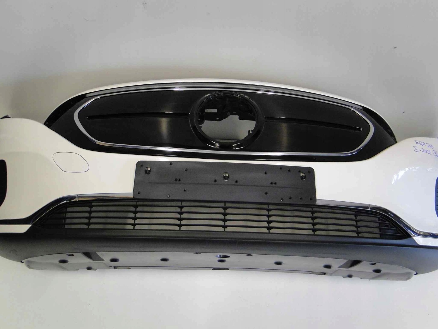 MERCEDES ZDERZAK PRZEDNI BEZ PTS BIAŁY EQA 243 H243 PRZED LIFTEM - obrazek 12