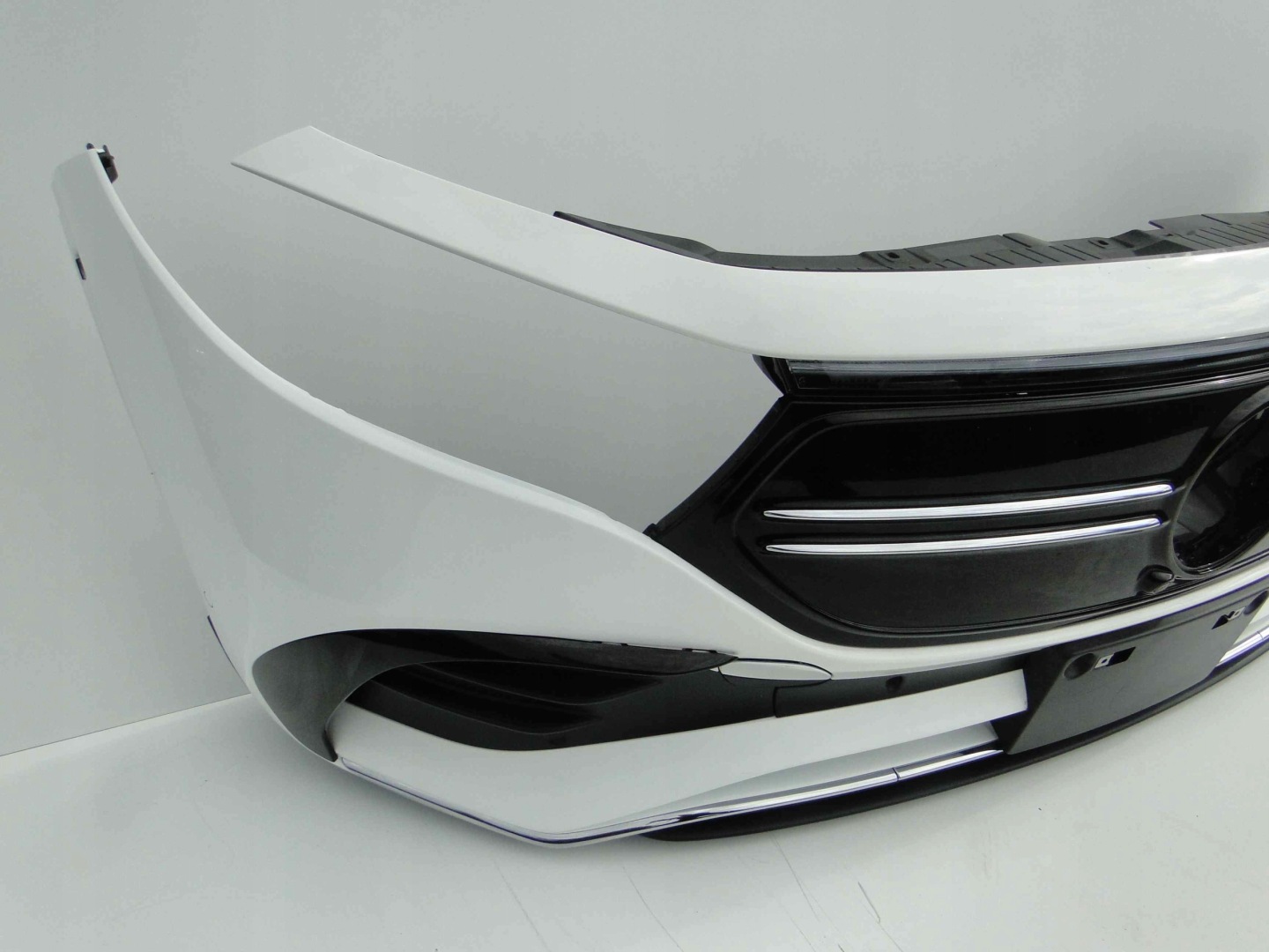 MERCEDES ZDERZAK PRZEDNI AMG BEZ PTS BIAŁY 149 EQA 243 H243 PRZED LIFTEM - obrazek 9