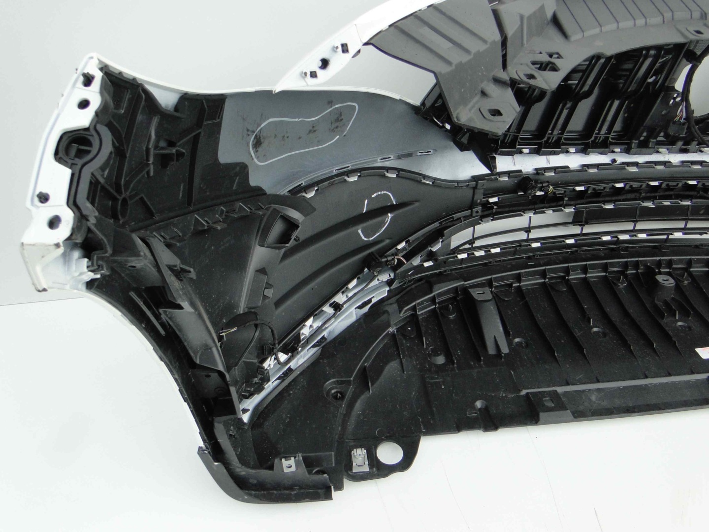 MERCEDES ZDERZAK PRZEDNI AMG BEZ PTS BIAŁY 149 EQA 243 H243 PRZED LIFTEM - obrazek 12